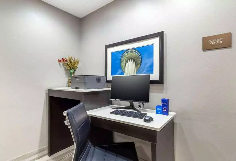 ホテル Comfort Inn & Suites Near Medical Center