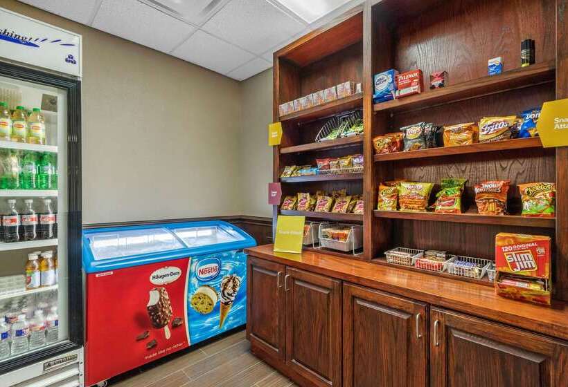 Отель Comfort Suites Central