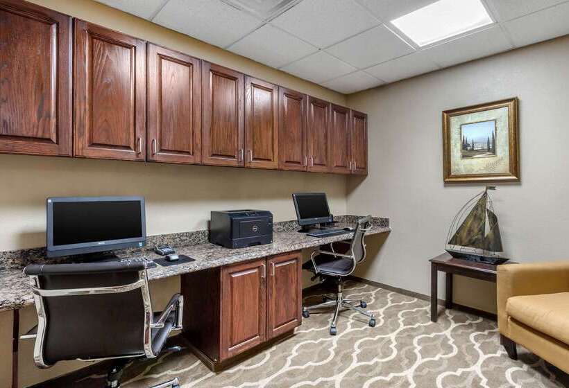 Отель Comfort Suites Central