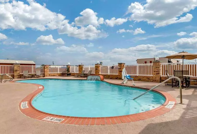 Отель Comfort Suites Central