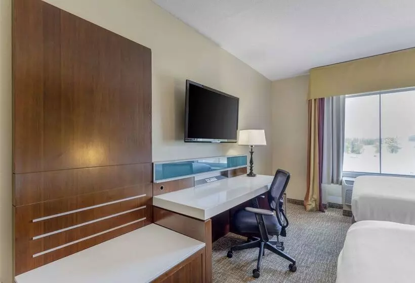 Отель Comfort Suites East
