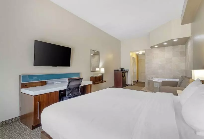 Отель Comfort Suites East