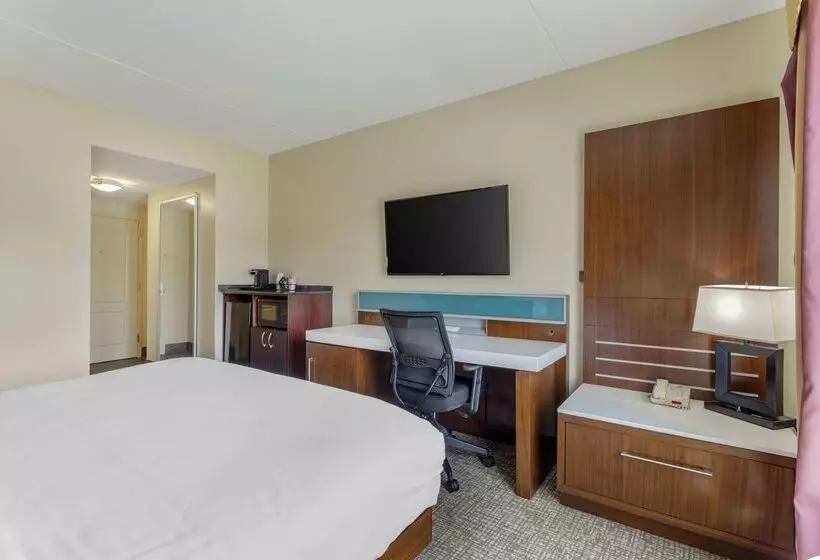 Отель Comfort Suites East