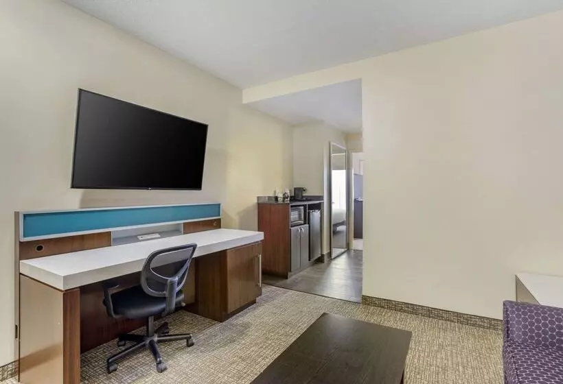 Отель Comfort Suites East