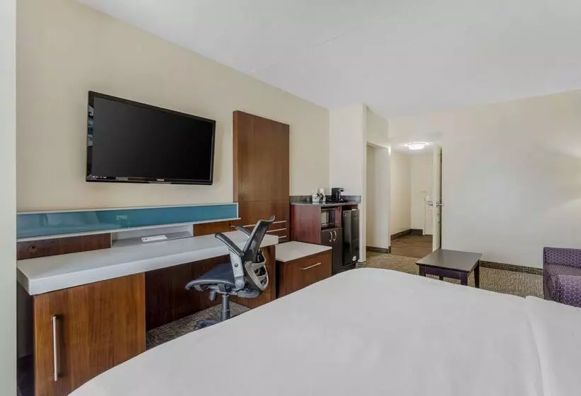 Отель Comfort Suites East