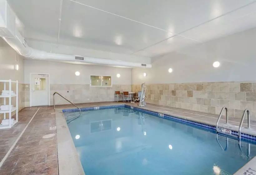 Отель Comfort Suites East