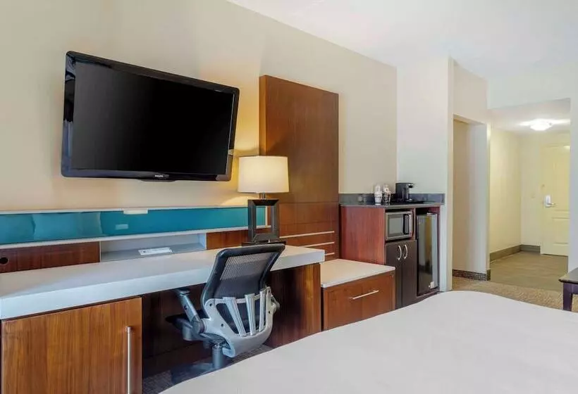 Отель Comfort Suites East