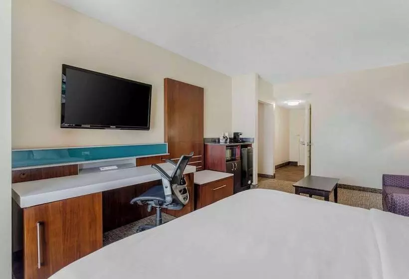 Отель Comfort Suites East