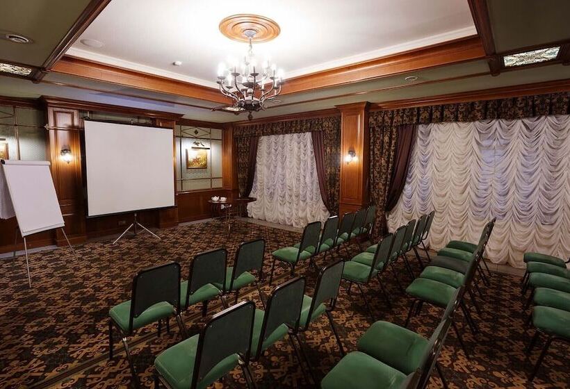 Отель Lancaster Court