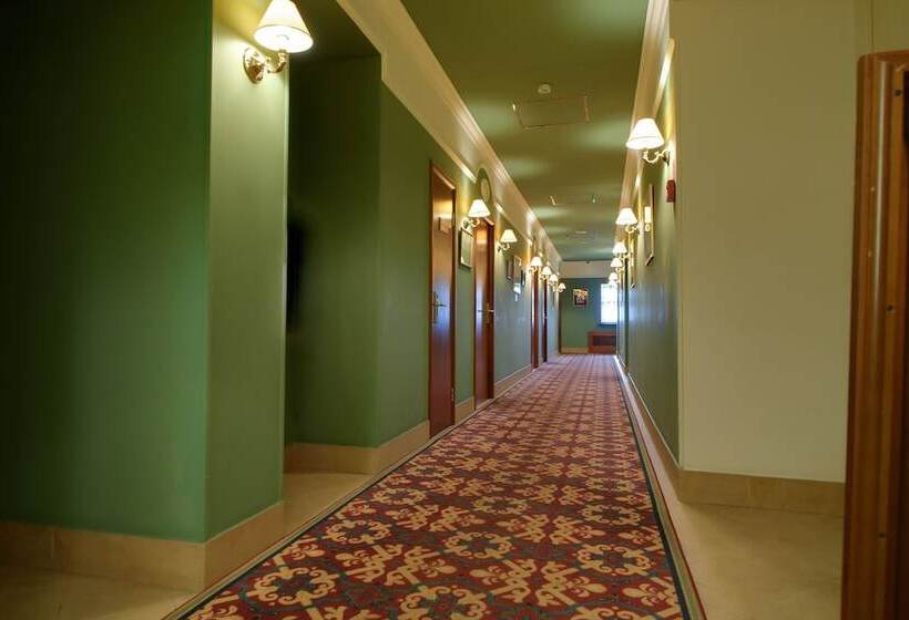 Отель Lancaster Court