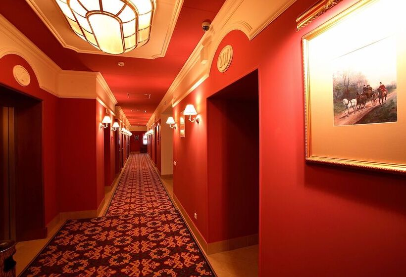 Отель Lancaster Court