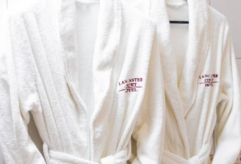 Отель Lancaster Court