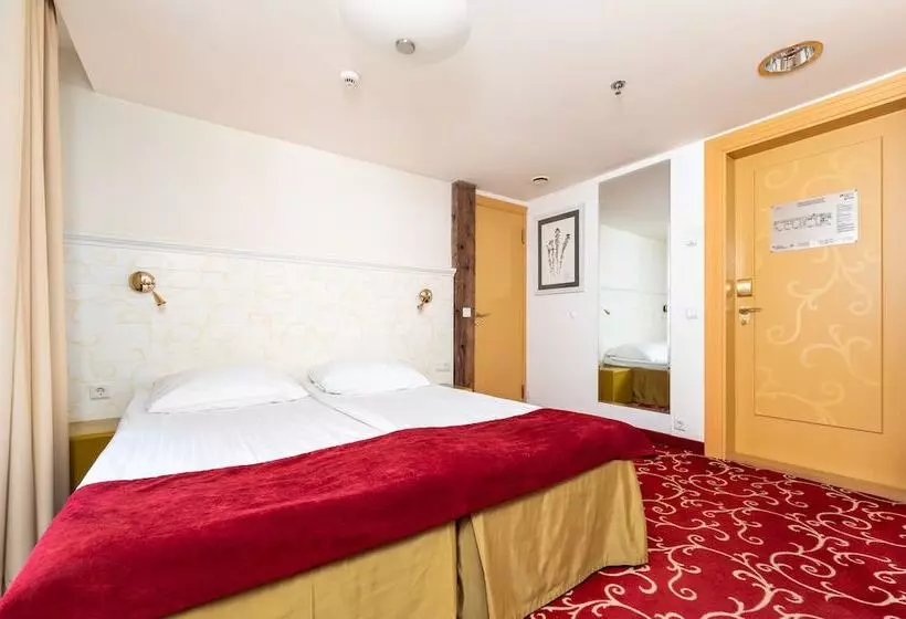 هتل Meriton Old Town Garden