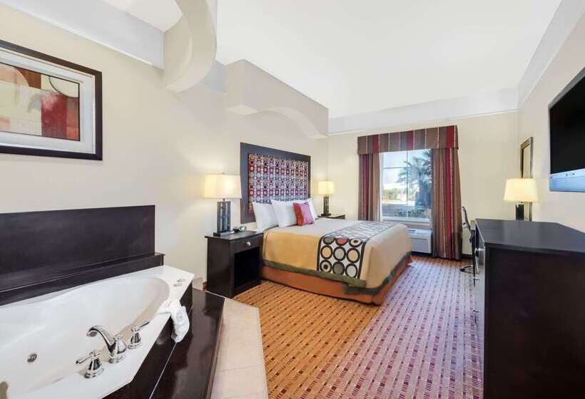 هتل Super 8 By Wyndham Hidalgo At La Plaza Mall & Mcallen Airport