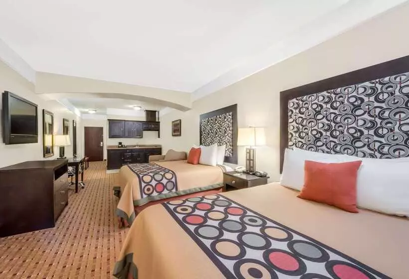 Hotelli Super 8 By Wyndham Hidalgo At La Plaza Mall & Mcallen Airport