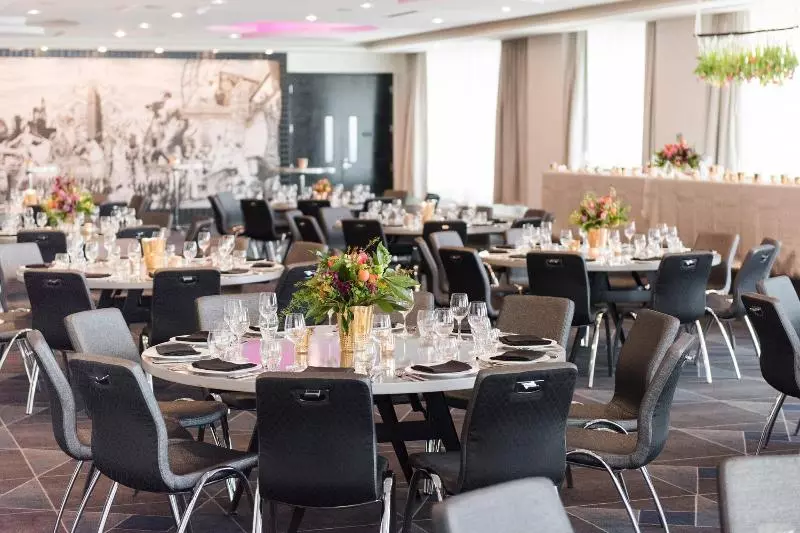 هتل W Minneapolis  The Foshay