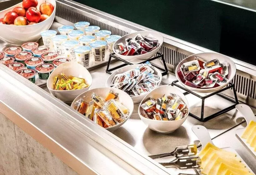 Отель Travelodge Heathrow Terminal 5