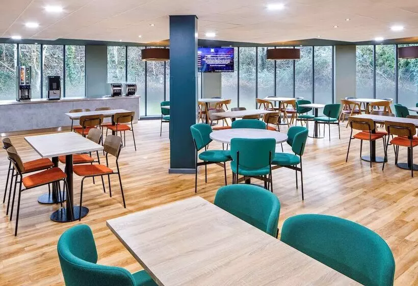 Отель Travelodge Heathrow Terminal 5