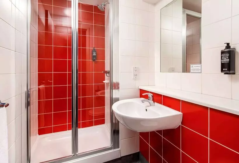 Отель Travelodge Heathrow Terminal 5