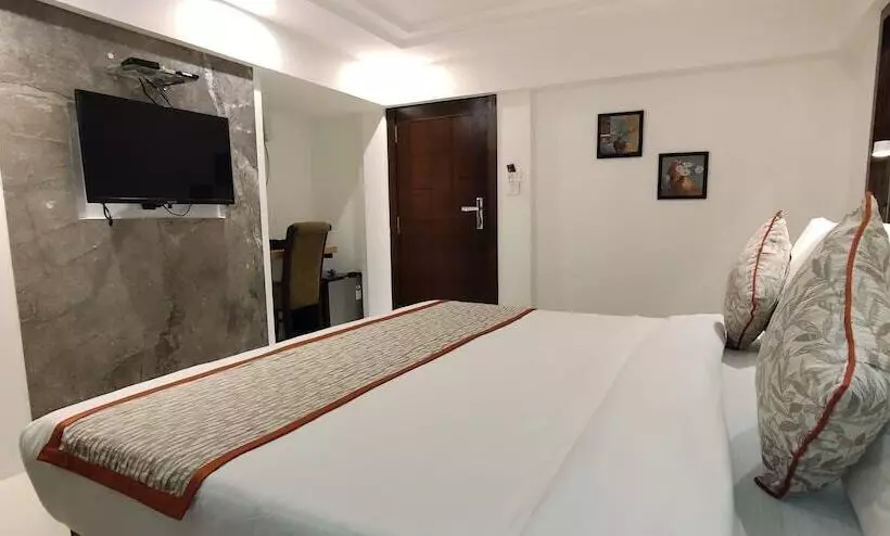 Hotel Supreme   Cuffe Parade