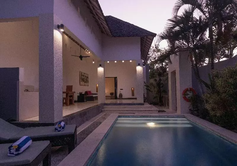 호텔 The Seminyak Suite  Private Villa
