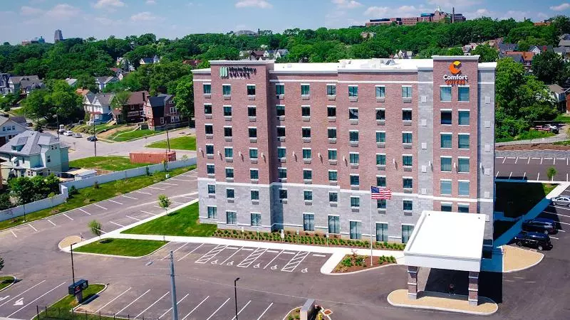 ホテル Comfort Suites Cincinnati University  Downtown