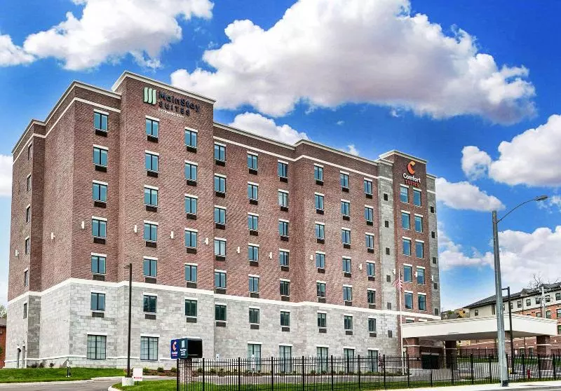 ホテル Comfort Suites Cincinnati University  Downtown