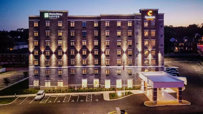 ホテル Comfort Suites Cincinnati University  Downtown