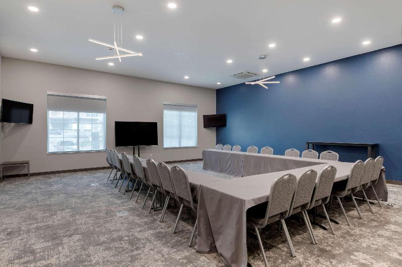 ホテル Comfort Suites Cincinnati University  Downtown