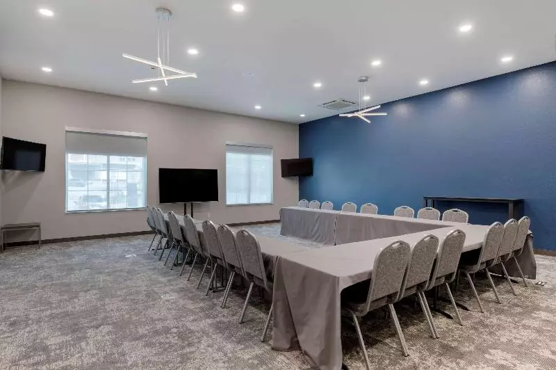 ホテル Comfort Suites Cincinnati University  Downtown