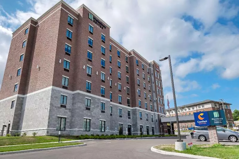 ホテル Comfort Suites Cincinnati University  Downtown