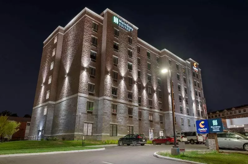 ホテル Comfort Suites Cincinnati University  Downtown