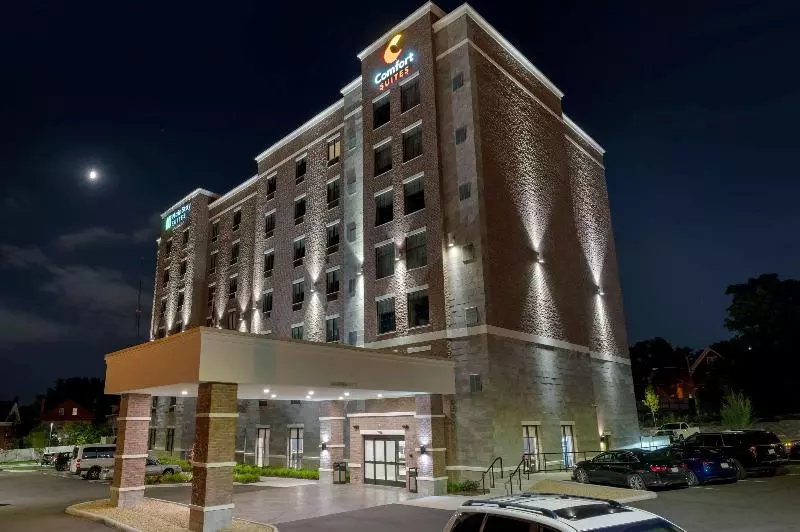 ホテル Comfort Suites Cincinnati University  Downtown