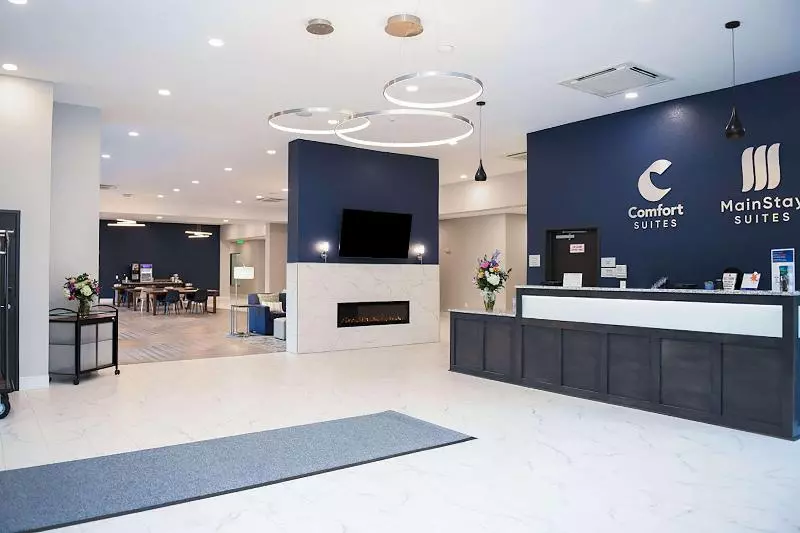 ホテル Comfort Suites Cincinnati University  Downtown