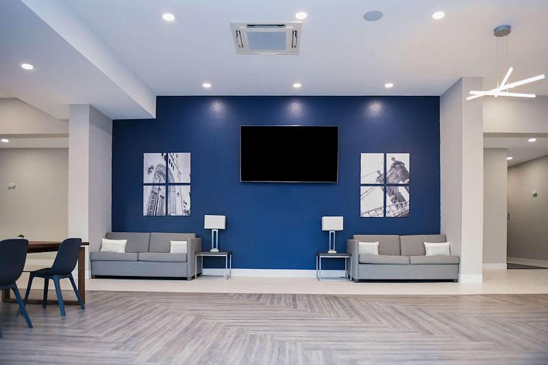 ホテル Comfort Suites Cincinnati University  Downtown