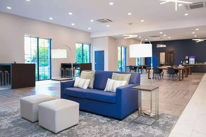 ホテル Comfort Suites Cincinnati University  Downtown