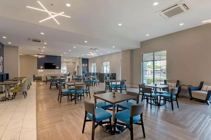 ホテル Comfort Suites Cincinnati University  Downtown