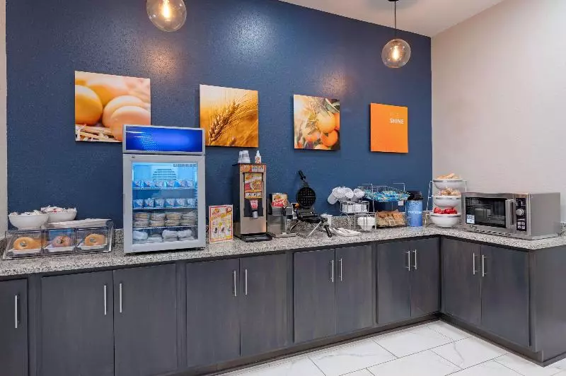 ホテル Comfort Suites Cincinnati University  Downtown