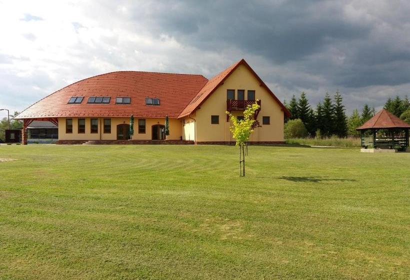 ユースホステル Miklós Fogadó és étterem