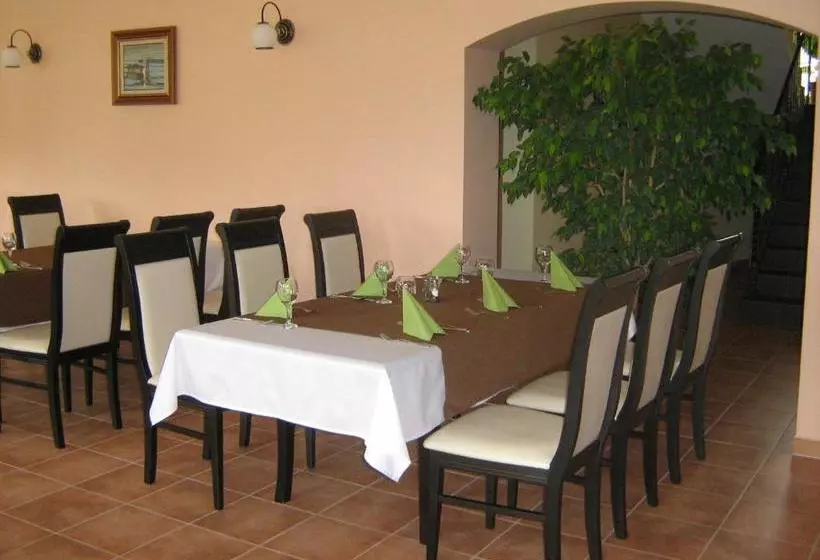 ユースホステル Miklós Fogadó és étterem