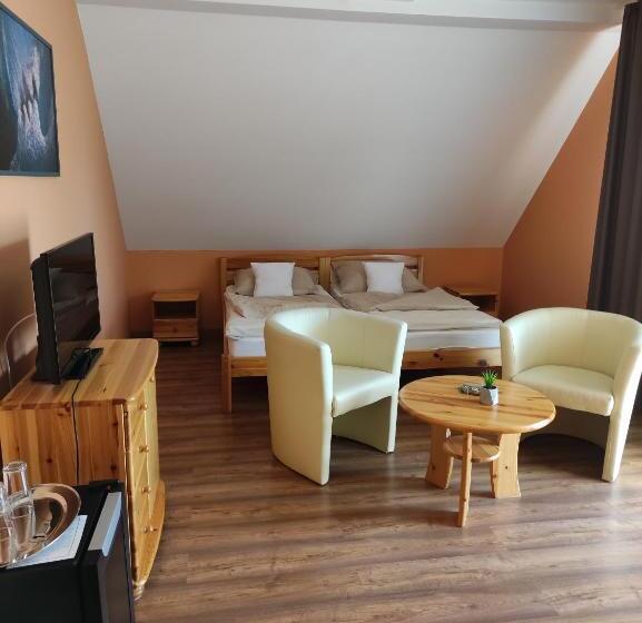 ユースホステル Miklós Fogadó és étterem