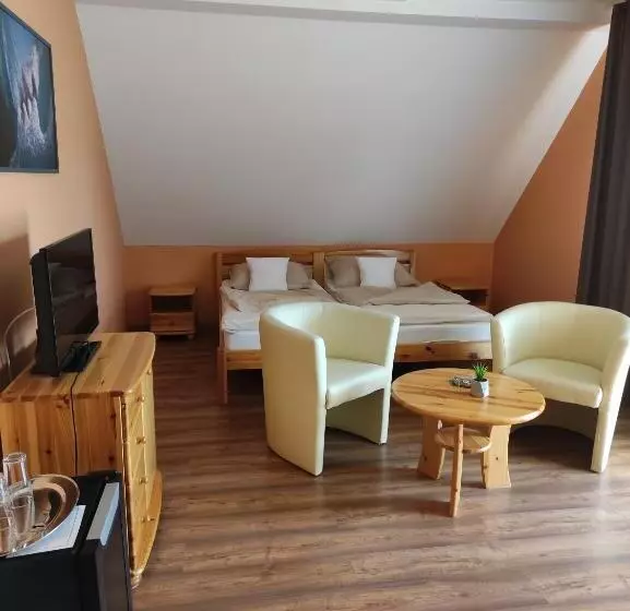 ユースホステル Miklós Fogadó és étterem