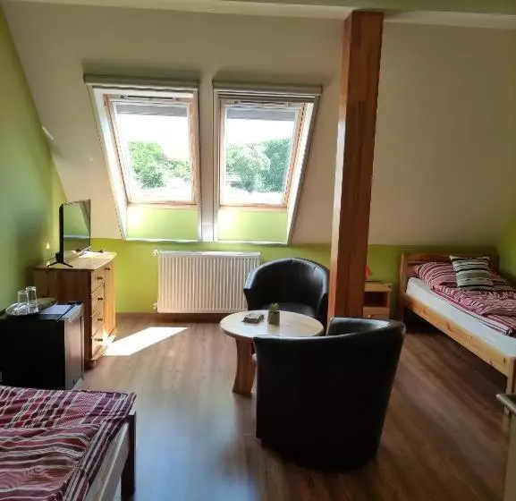 ユースホステル Miklós Fogadó és étterem