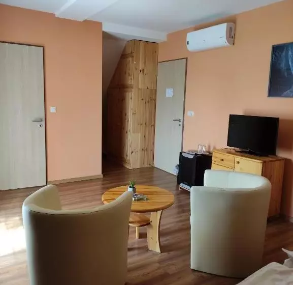 ユースホステル Miklós Fogadó és étterem