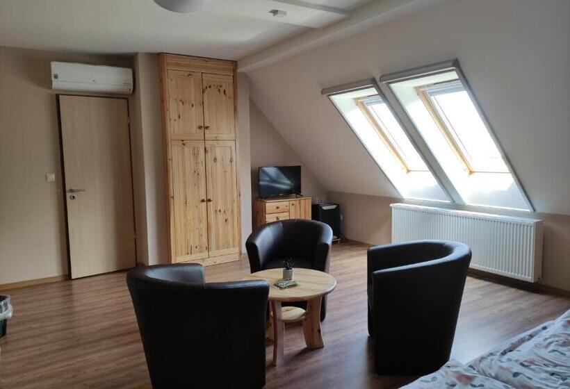 ユースホステル Miklós Fogadó és étterem