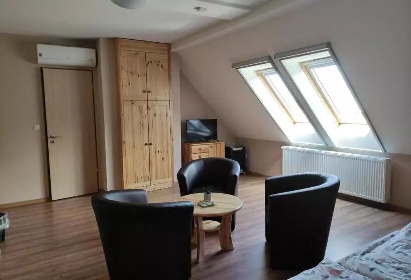 ユースホステル Miklós Fogadó és étterem