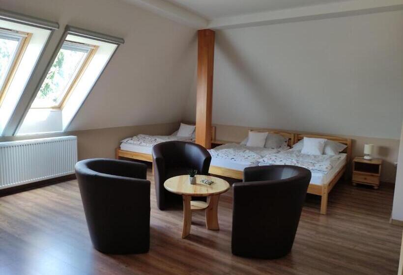 ユースホステル Miklós Fogadó és étterem