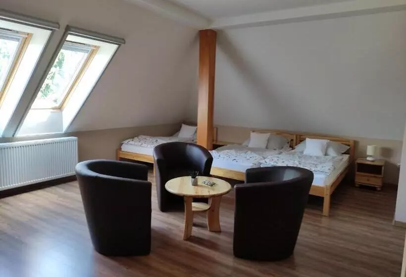 ユースホステル Miklós Fogadó és étterem