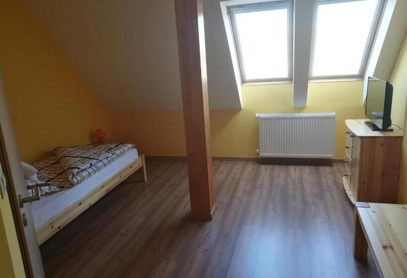 ユースホステル Miklós Fogadó és étterem