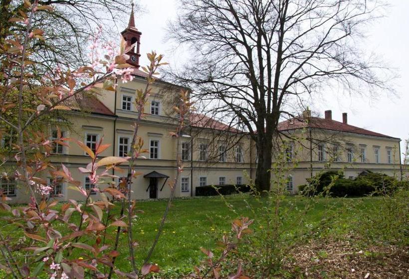 膳宿费 Penzion Zámek Rozsochatec